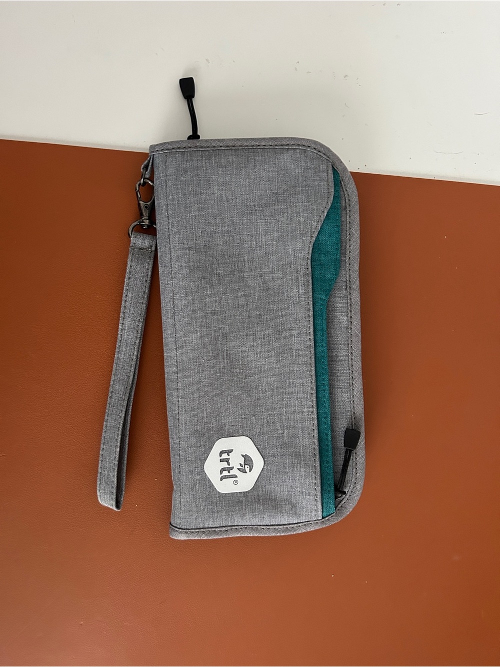 Trtl Gray Travel Wristlet Organizer with Teal Accentuates